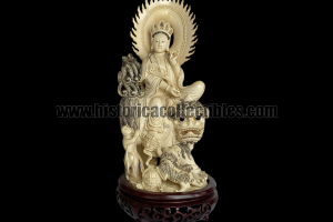 Scultura Okimono in Avorio di Guanyin (觀音) con un bambino e due cani di fò, fine XIX secolo