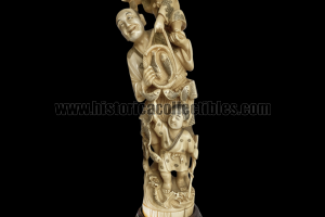 Scultura Okimono in Avorio, Pescatore con Bambini e Carpe, Giappone epoca Meiji 1868-1912